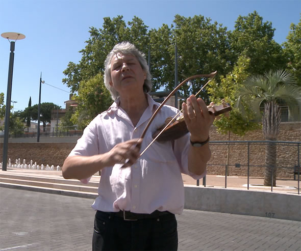 ©Ooh collective, Gérard Zuchetto jouant de la vièle